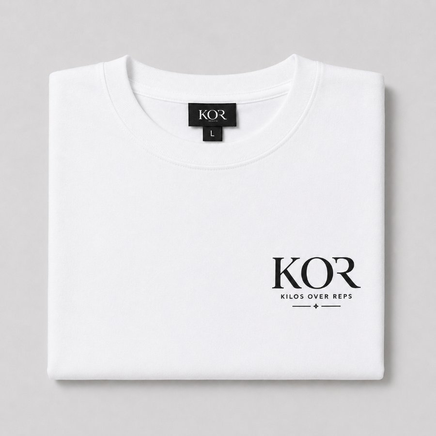 Camiseta KOR blanca doblada, con el logotipo y la etiqueta del cuello