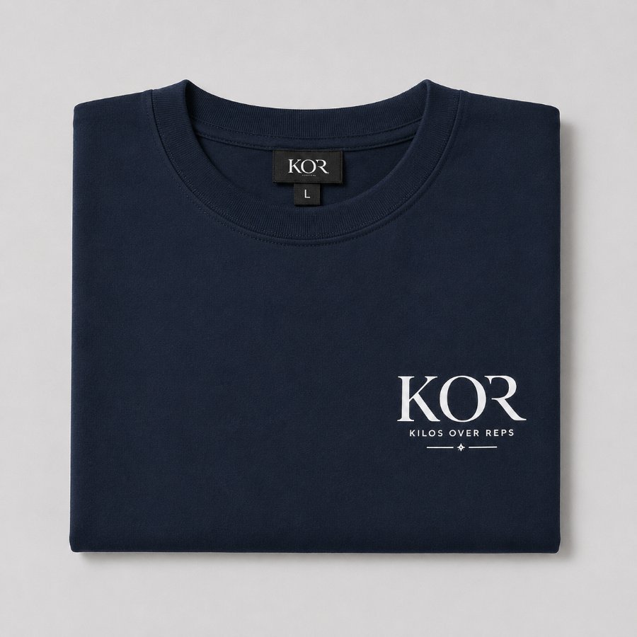 Camiseta KOR negra doblada, con el logotipo y la etiqueta del cuello