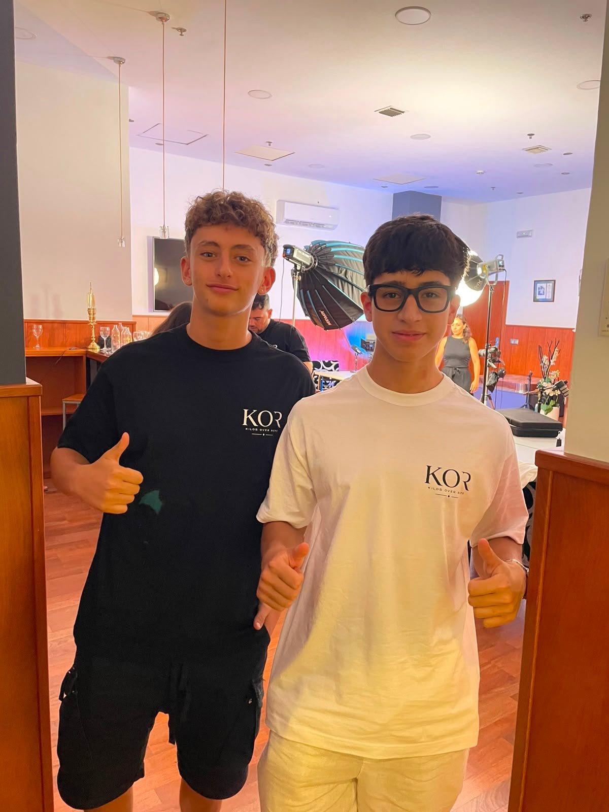 Las dos camisetas KOR durante el evento
