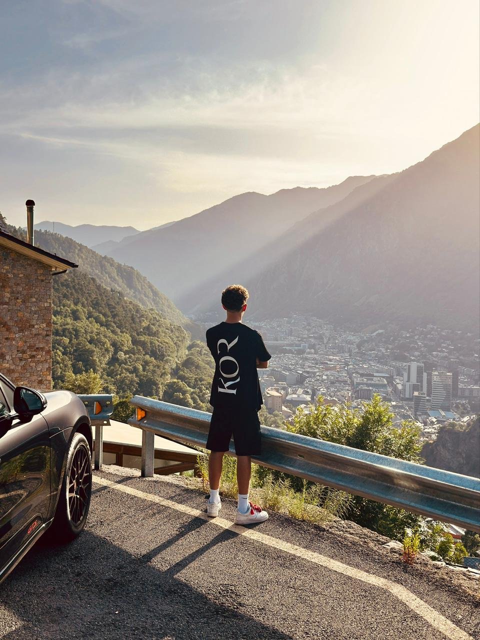 Mirador sobre el valle de Andorra con la camiseta KOR