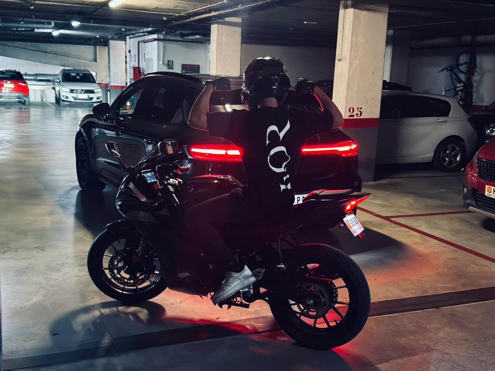 Camiseta KOR negra con el logotipo a la espalda, sobre una moto