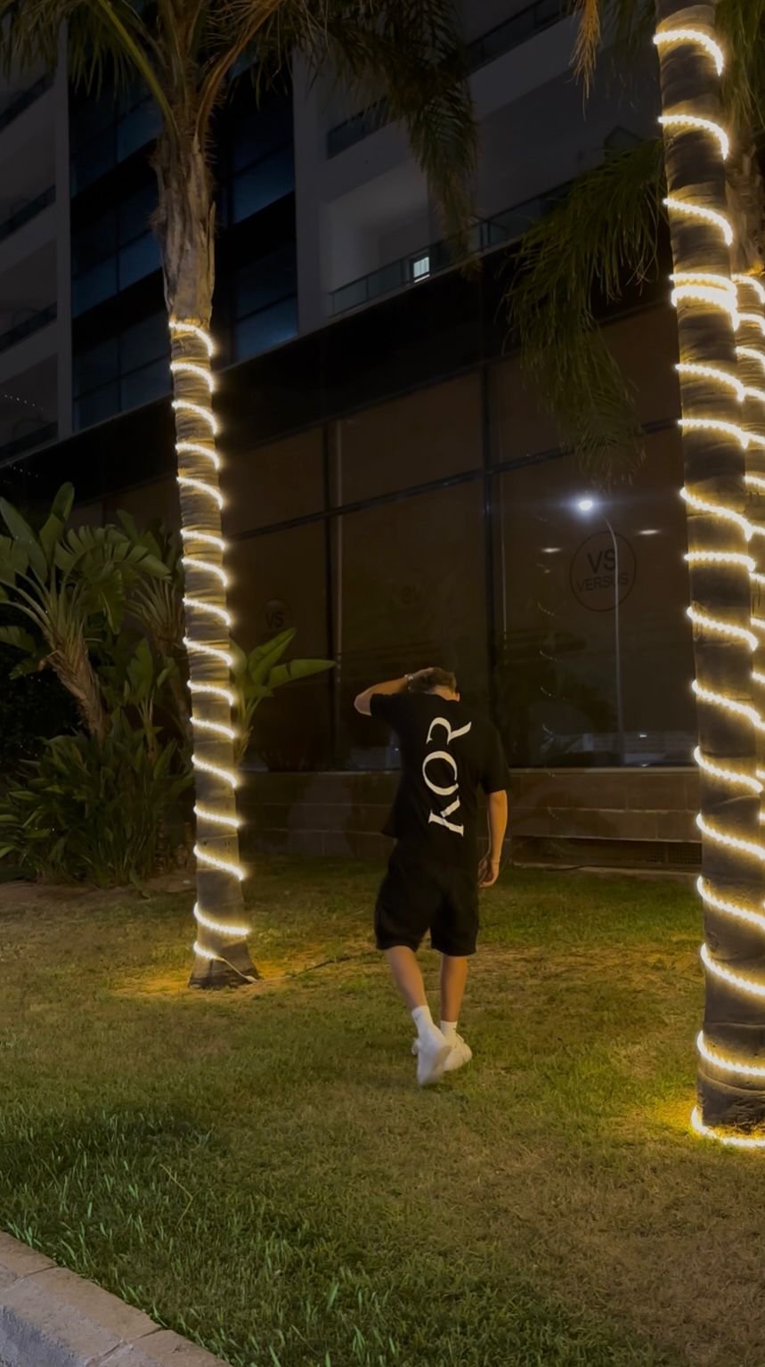 Camiseta KOR en negro, vista por la espalda