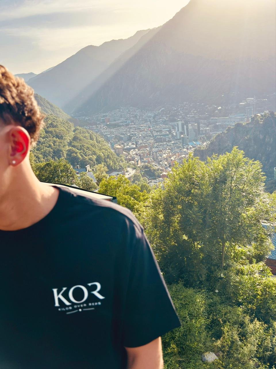 Detalle del logotipo KOR en el pecho
