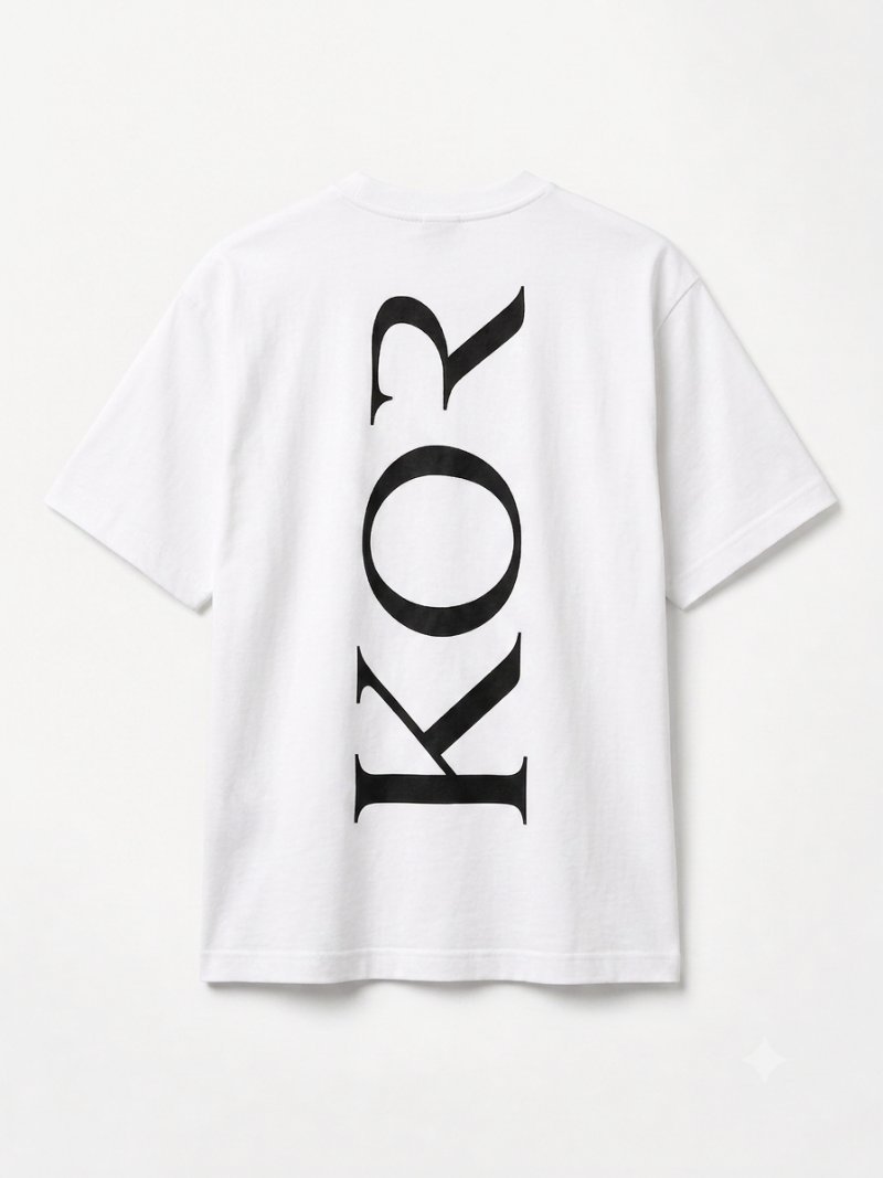 Camiseta KOR blanca vista por la espalda, con el logotipo vertical