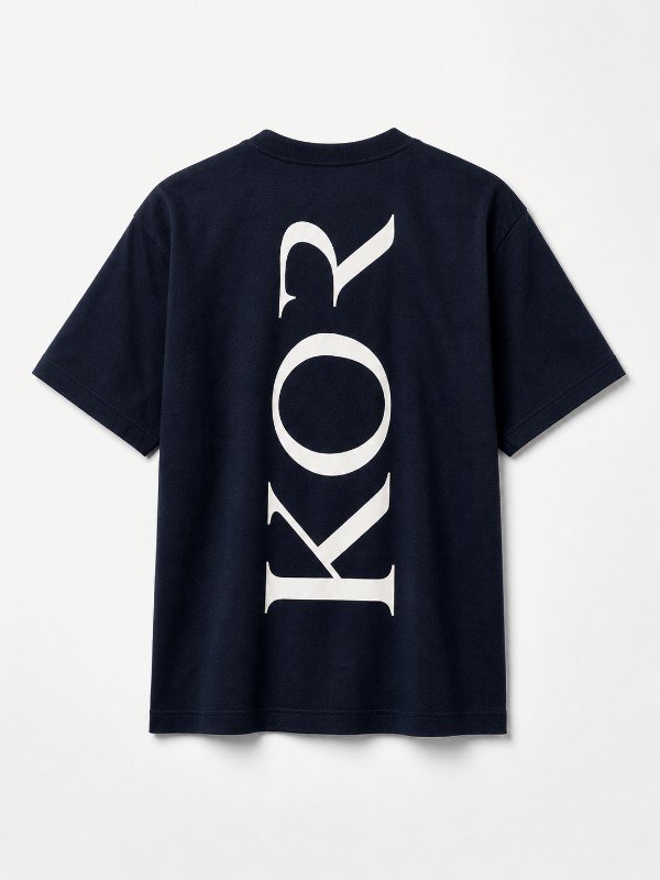 Camiseta KOR negra vista por la espalda, con el logotipo vertical