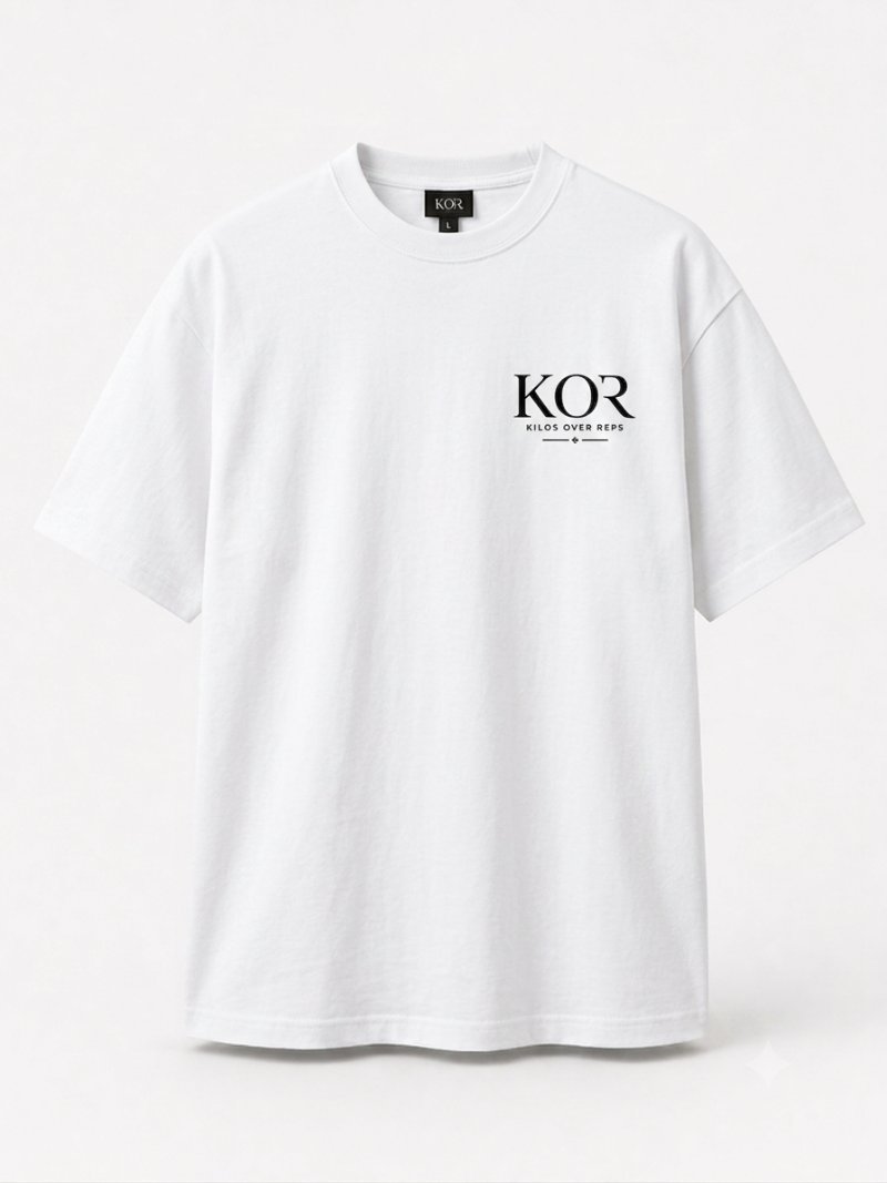 Camiseta KOR blanca vista de frente, con el logotipo al pecho