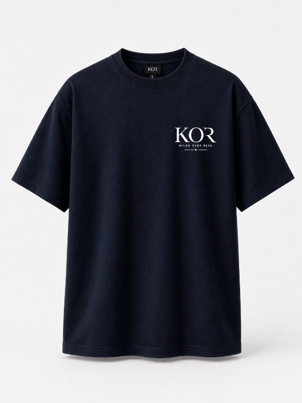 Camiseta KOR negra vista de frente, con el logotipo al pecho